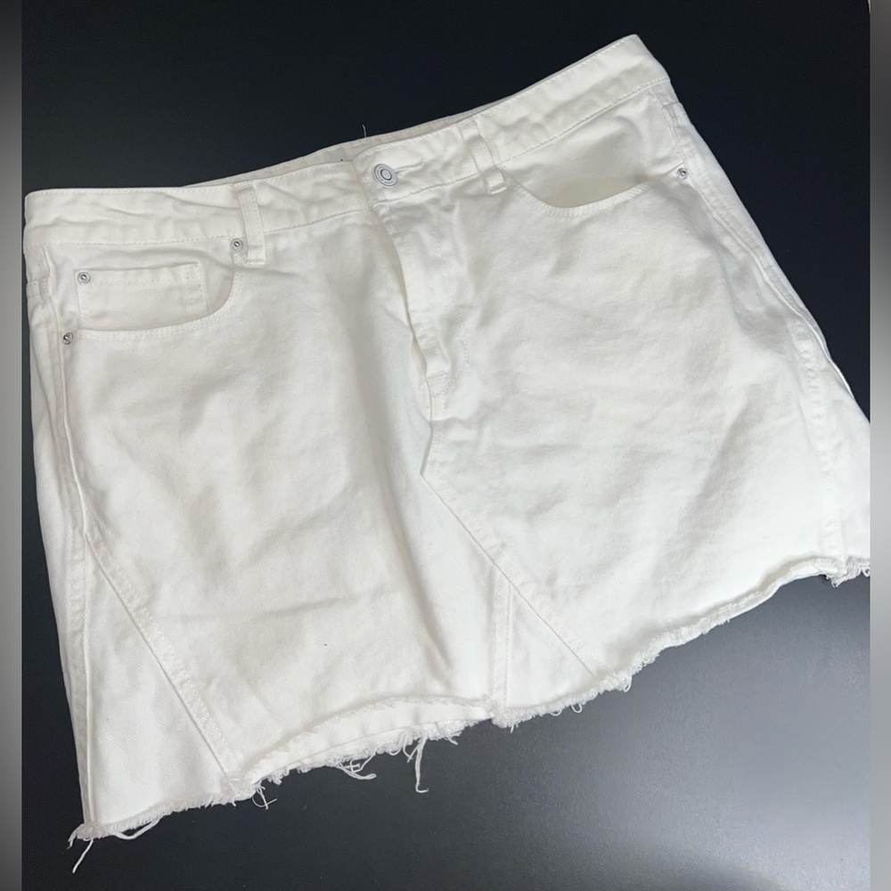 Kensie White Denim Mini Skirt with Frayed Hem